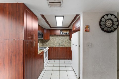 House in Hialeah, Florida 4 bedrooms, 144.37 sq.m. № 1868499 - photo 5