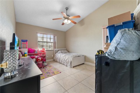 House in Hialeah, Florida 4 bedrooms, 144.37 sq.m. № 1868499 - photo 15
