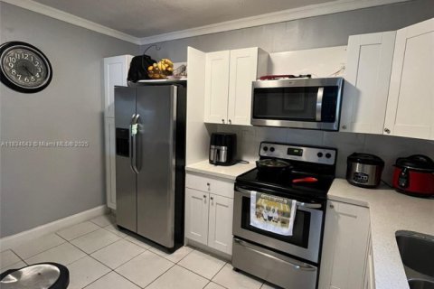 Condo in Miami, Florida, 3 bedrooms № 1960343 - photo 2