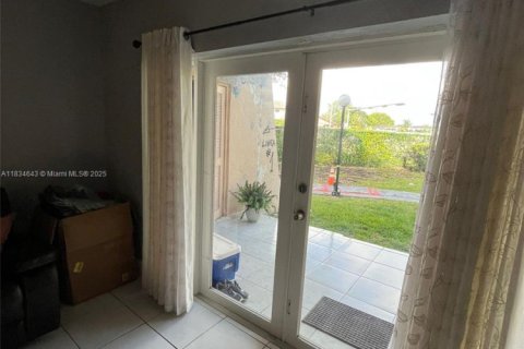 Condo in Miami, Florida, 3 bedrooms № 1960343 - photo 11