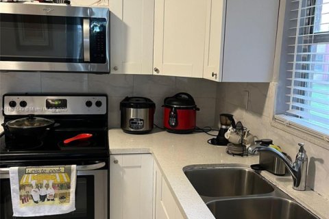 Condo in Miami, Florida, 3 bedrooms № 1960343 - photo 4