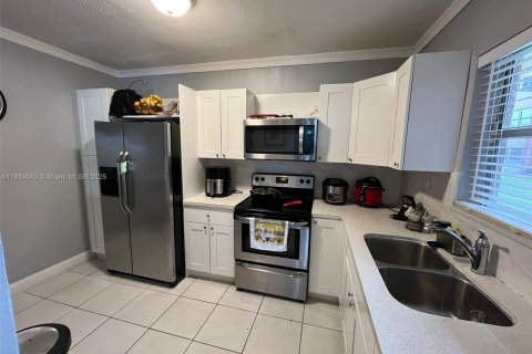 Condo in Miami, Florida, 3 bedrooms № 1960343 - photo 3