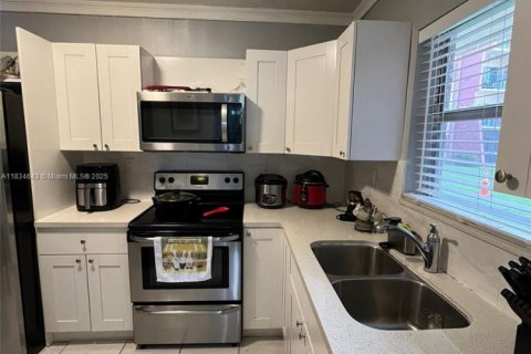 Condo in Miami, Florida, 3 bedrooms № 1960343 - photo 1