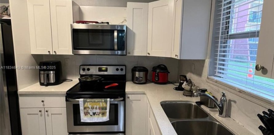 Condo in Miami, Florida, 3 bedrooms № 1960343