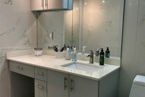 Купить кондоминиум в Халландейл-Бич, Флорида 2 спальни, 99.78м2, № 1993166 - фото 1