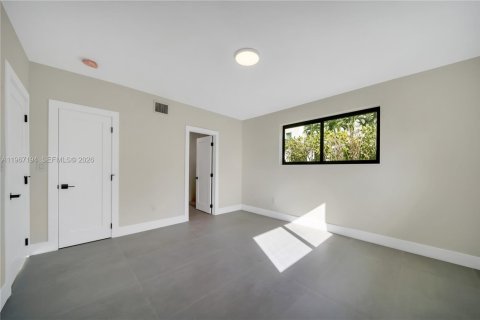 House in Miami Beach, Florida 4 bedrooms, 261.61 sq.m. № 2029122 - photo 24