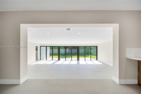 House in Miami Beach, Florida 4 bedrooms, 261.61 sq.m. № 2029122 - photo 11