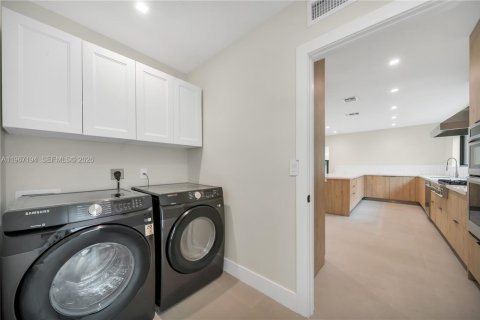 House in Miami Beach, Florida 4 bedrooms, 261.61 sq.m. № 2029122 - photo 29