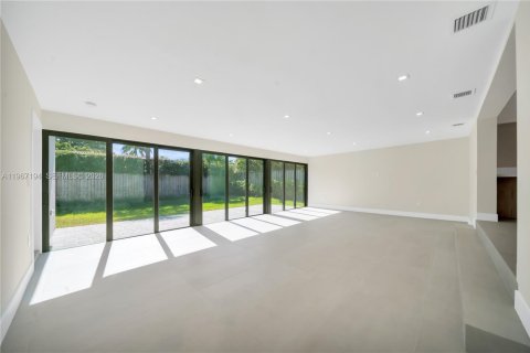 House in Miami Beach, Florida 4 bedrooms, 261.61 sq.m. № 2029122 - photo 3