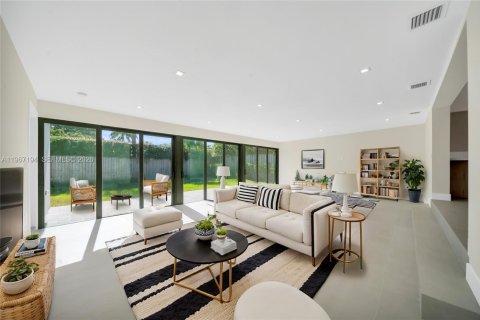 House in Miami Beach, Florida 4 bedrooms, 261.61 sq.m. № 2029122 - photo 12