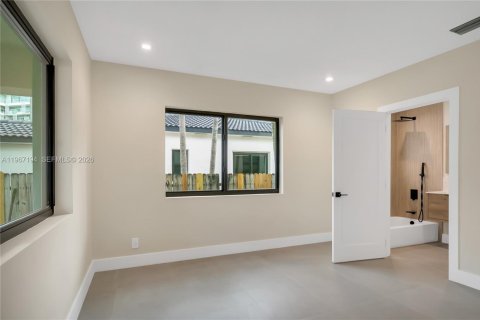 House in Miami Beach, Florida 4 bedrooms, 261.61 sq.m. № 2029122 - photo 22