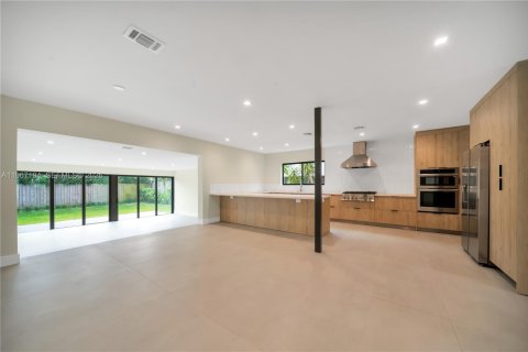 House in Miami Beach, Florida 4 bedrooms, 261.61 sq.m. № 2029122 - photo 7