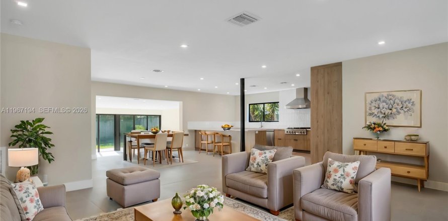 House in Miami Beach, Florida 4 bedrooms, 261.61 sq.m. № 2029122