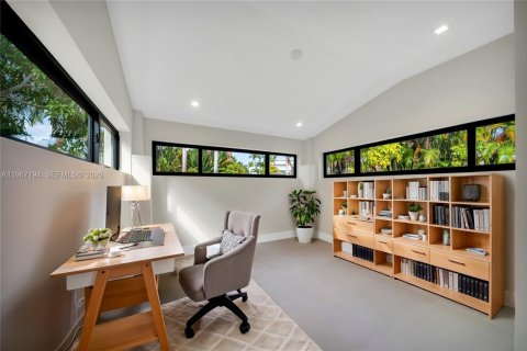 House in Miami Beach, Florida 4 bedrooms, 261.61 sq.m. № 2029122 - photo 26