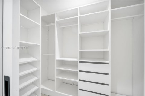 House in Miami Beach, Florida 4 bedrooms, 261.61 sq.m. № 2029122 - photo 20