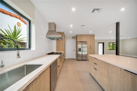 House in Miami Beach, Florida 4 bedrooms, 261.61 sq.m. № 2029122 - photo 2