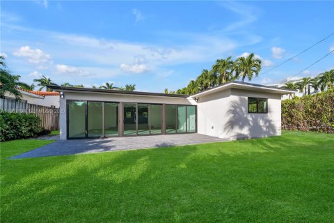 House in Miami Beach, Florida 4 bedrooms, 261.61 sq.m. № 2029122 - photo 30