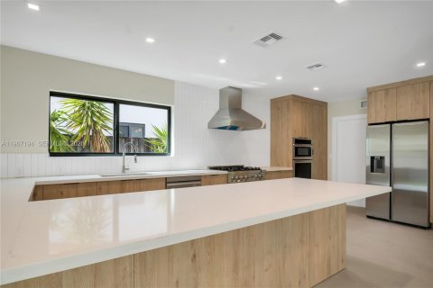 House in Miami Beach, Florida 4 bedrooms, 261.61 sq.m. № 2029122 - photo 9