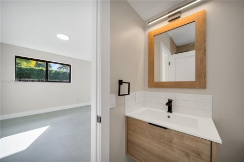 House in Miami Beach, Florida 4 bedrooms, 261.61 sq.m. № 2029122 - photo 25