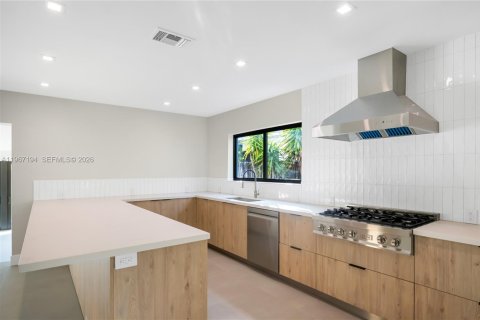 House in Miami Beach, Florida 4 bedrooms, 261.61 sq.m. № 2029122 - photo 10