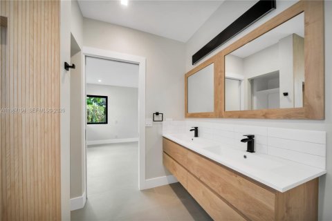 House in Miami Beach, Florida 4 bedrooms, 261.61 sq.m. № 2029122 - photo 18