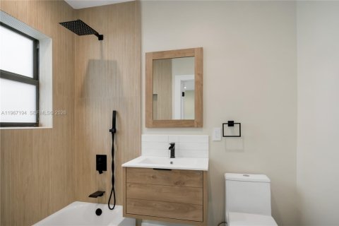 House in Miami Beach, Florida 4 bedrooms, 261.61 sq.m. № 2029122 - photo 23