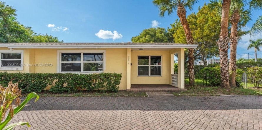 Дом в Майами, Флорида 4 спальни, 124.86м2 № 1954599