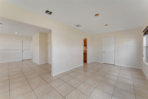 Купить виллу или дом в Майами, Флорида 4 спальни, 124.86м2, № 1954599 - фото 14