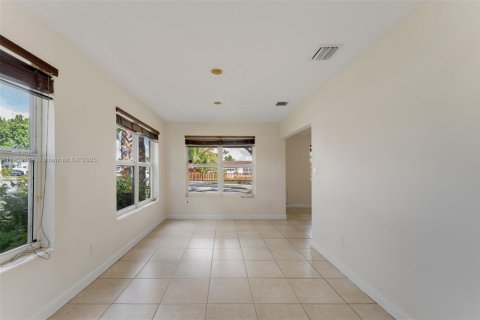 Купить виллу или дом в Майами, Флорида 4 спальни, 124.86м2, № 1954599 - фото 12