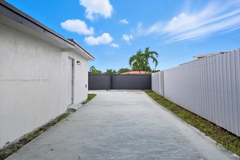 Villa ou maison à vendre à Hialeah, Floride: 3 chambres № 1947461 - photo 29