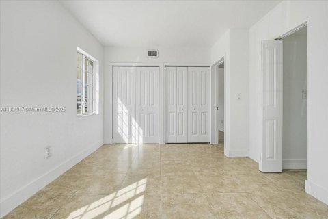 Villa ou maison à vendre à Hialeah, Floride: 3 chambres № 1947461 - photo 12
