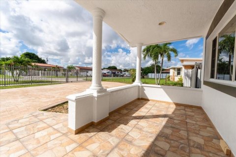 Villa ou maison à vendre à Hialeah, Floride: 3 chambres № 1947461 - photo 2