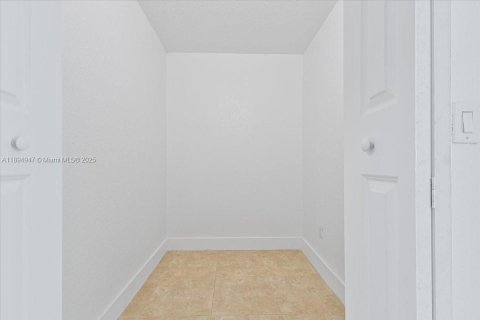 Villa ou maison à vendre à Hialeah, Floride: 3 chambres № 1947461 - photo 21