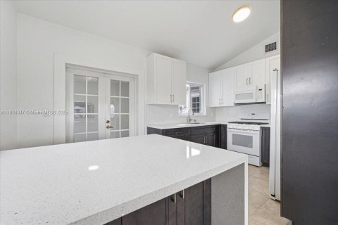 Villa ou maison à vendre à Hialeah, Floride: 3 chambres № 1947461 - photo 6