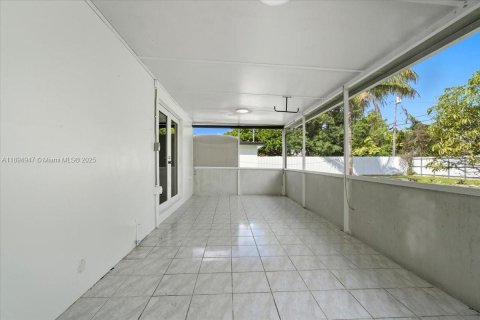 Villa ou maison à vendre à Hialeah, Floride: 3 chambres № 1947461 - photo 17