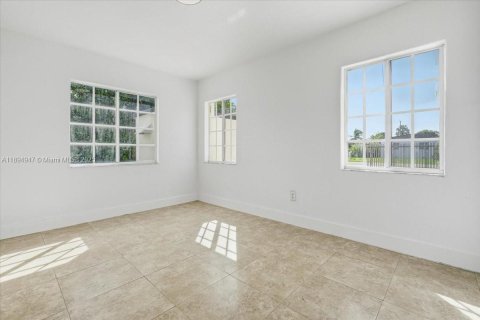 Villa ou maison à vendre à Hialeah, Floride: 3 chambres № 1947461 - photo 11