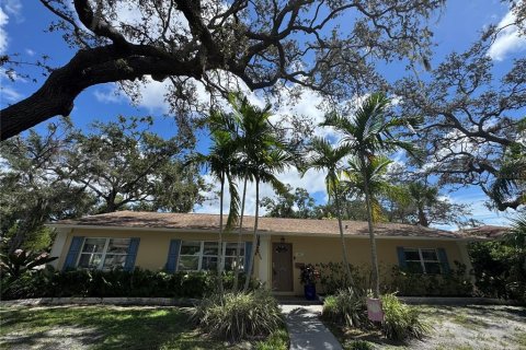 House in Saint Petersburg, Florida 3 bedrooms, 178 sq.m. № 1903008 - photo 1