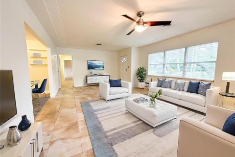 House in Saint Petersburg, Florida 3 bedrooms, 178 sq.m. № 1903008 - photo 3