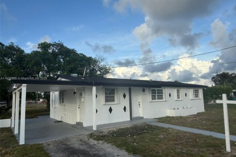 Villa ou maison à vendre à Miami Gardens, Floride: 3 chambres, 120.4 m2 № 1940181 - photo 2