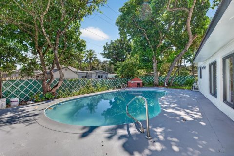 House in Hollywood, Florida 4 bedrooms, 123.93 sq.m. № 2411971 - photo 9