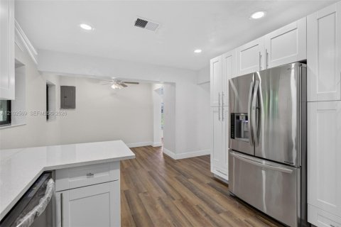 House in Hollywood, Florida 4 bedrooms, 123.93 sq.m. № 2411971 - photo 13