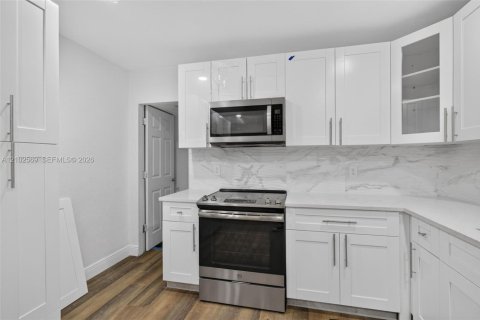 House in Hollywood, Florida 4 bedrooms, 123.93 sq.m. № 2411971 - photo 12