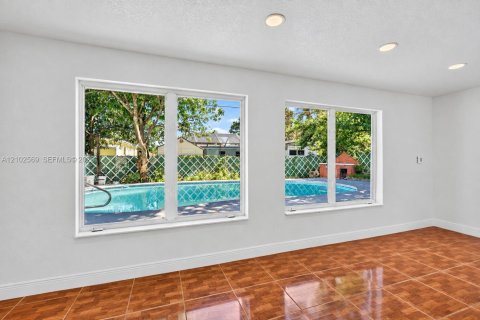 House in Hollywood, Florida 4 bedrooms, 123.93 sq.m. № 2411971 - photo 19