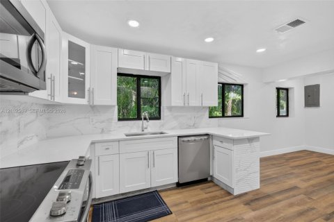 House in Hollywood, Florida 4 bedrooms, 123.93 sq.m. № 2411971 - photo 11