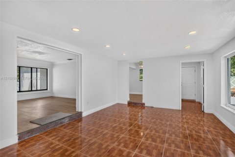 House in Hollywood, Florida 4 bedrooms, 123.93 sq.m. № 2411971 - photo 23