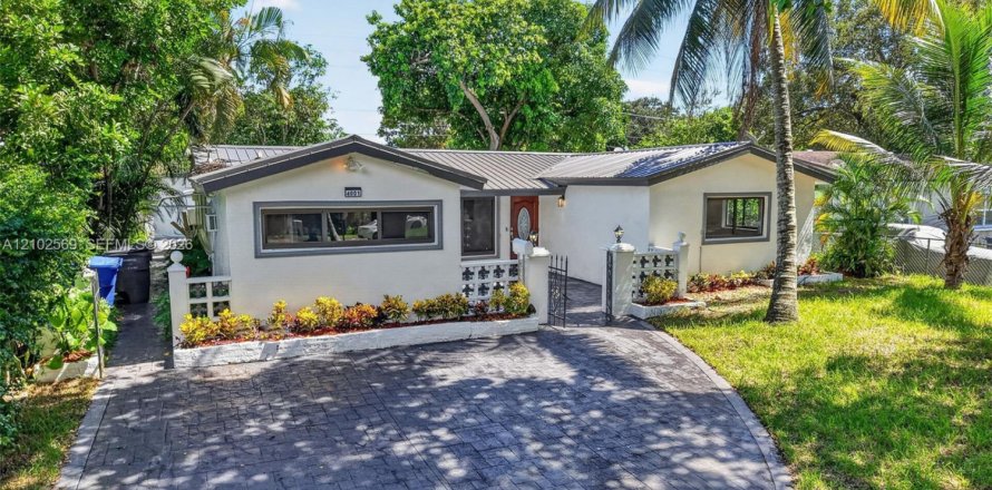 House in Hollywood, Florida 4 bedrooms, 123.93 sq.m. № 2411971