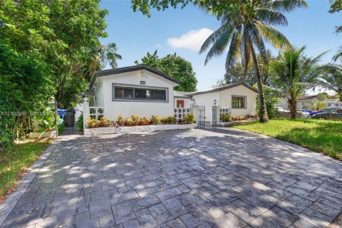 House in Hollywood, Florida 4 bedrooms, 123.93 sq.m. № 2411971 - photo 3