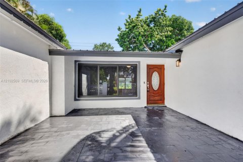 House in Hollywood, Florida 4 bedrooms, 123.93 sq.m. № 2411971 - photo 5