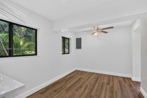House in Hollywood, Florida 4 bedrooms, 123.93 sq.m. № 2411971 - photo 29