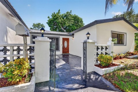 House in Hollywood, Florida 4 bedrooms, 123.93 sq.m. № 2411971 - photo 4